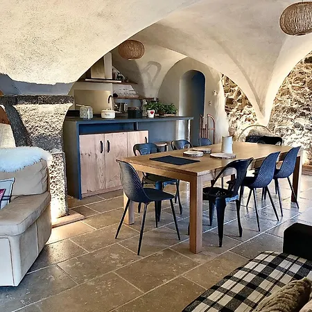 Holiday home Maison La Chanette, Vue Montagne, Grand Jardin, Charme, Confort, Calme, Brasero, 10-12 Pers *
